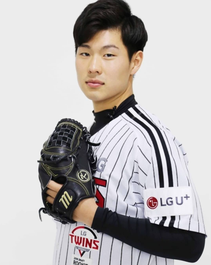 글러브를 들고 있는 이강욱 대표